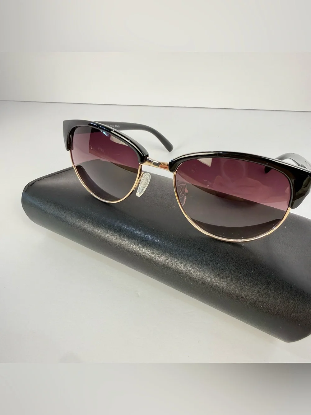 Oscar de la Renta frames are